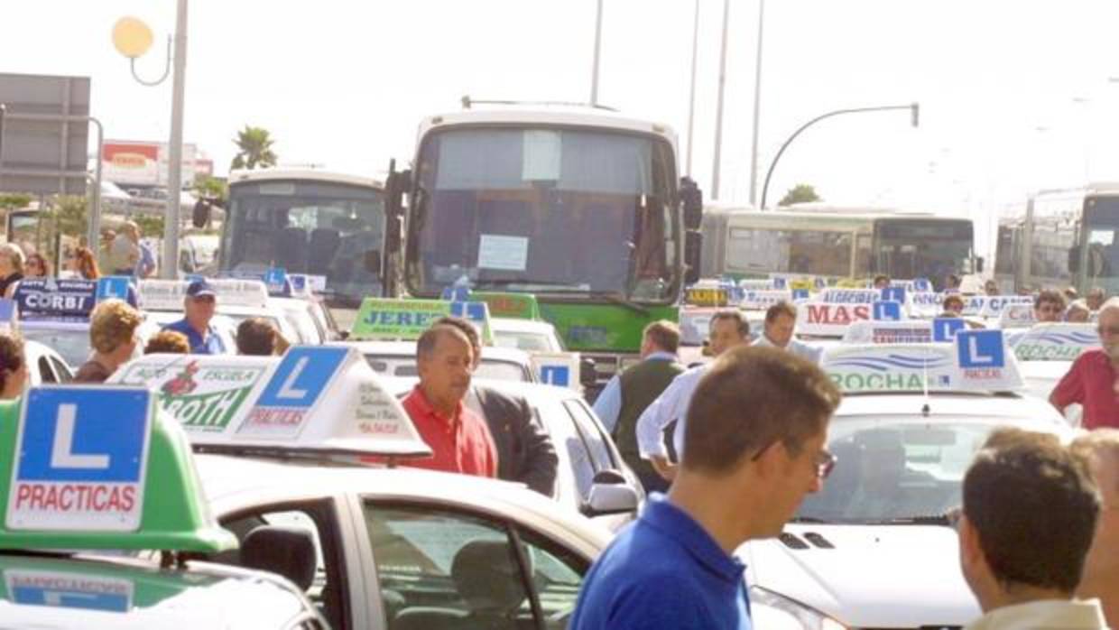 La huelga de examinadores de la DGT está asfixiando a las autoescuelas