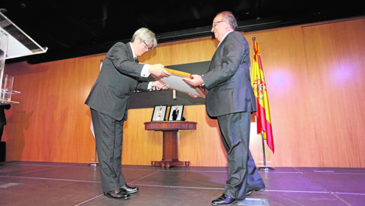 Juan Manuel Suárez Japón recibió ayer la Orden del Sol Naciente