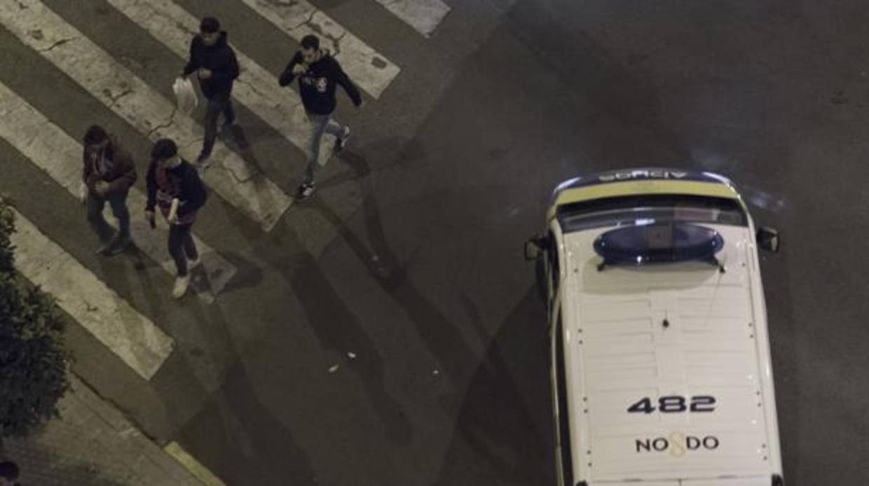 Patrulla policial por las calles de Sevilla
