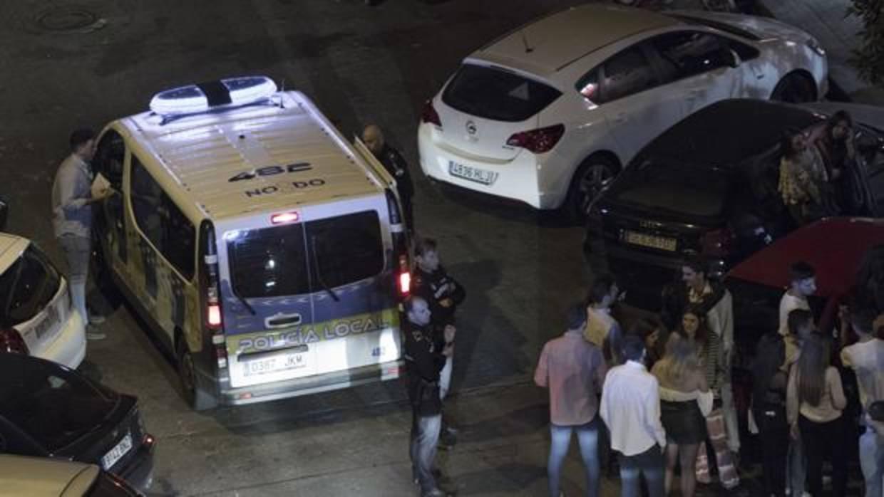La Policía Local llega a una zona de botellón en Sevilla