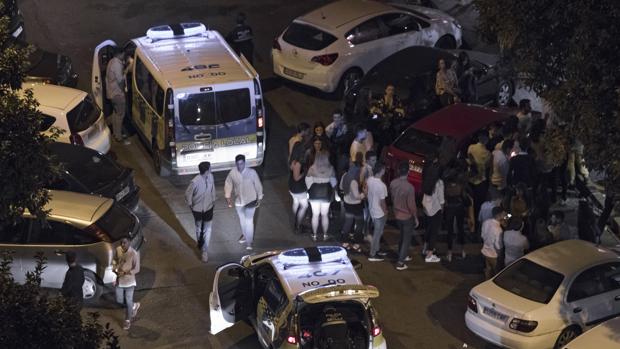 Sábado noche en Sevilla: 17 denuncias y tres locales precintados