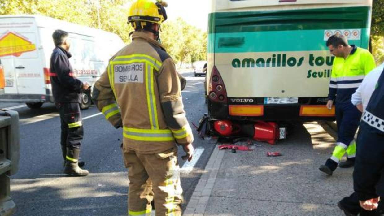 Herido un motorista tras empotrar su moto en los bajos de un autobús en avenida Juan Pablo II