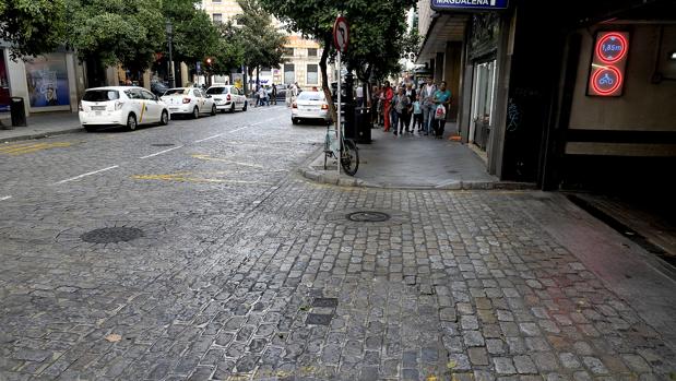 Denuncian una nueva caída en la calle San Pablo de Sevilla por el estado de parte del acerado