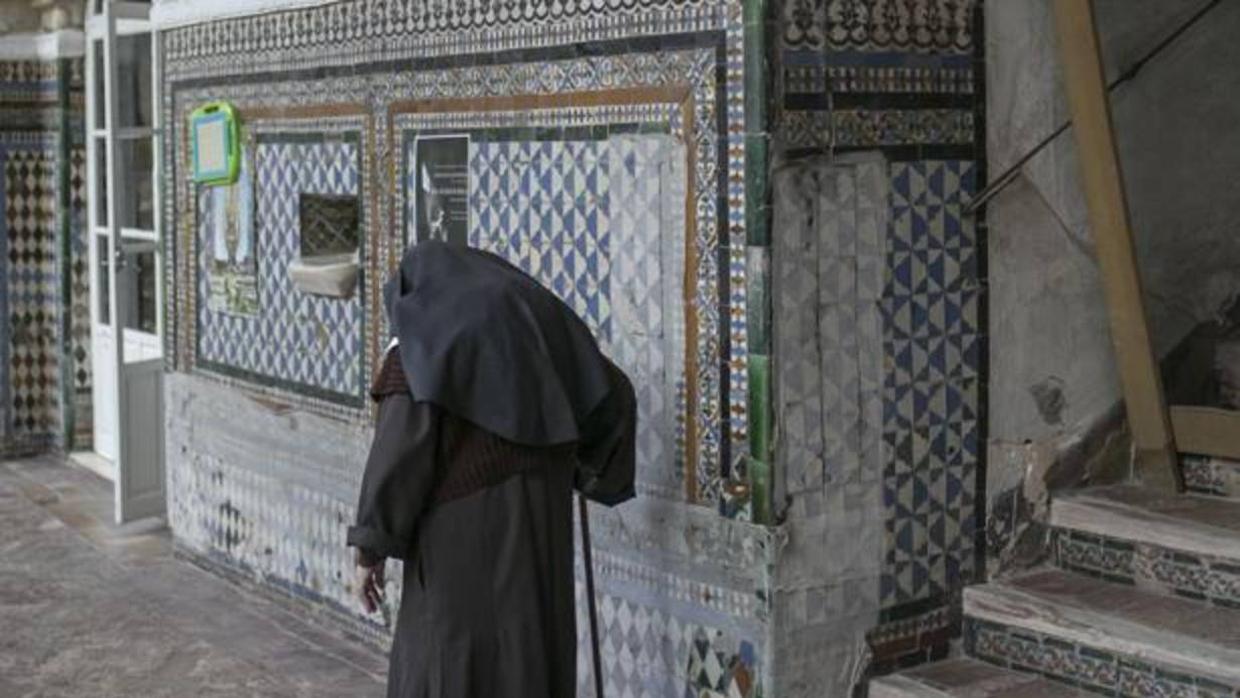 Una monja pasea por la planta baja del claustro de Santa Inés