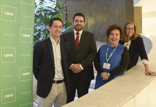 De izquierda a derecha, Pablo Pastor, Rafael González, Rosa Madrid y Elena Fernández, directivos de la consultora inmobiliaria CBRE