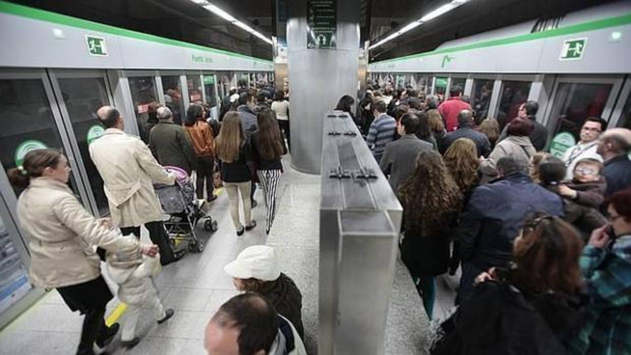 Viajeros del Metro de Sevilla en hora punta