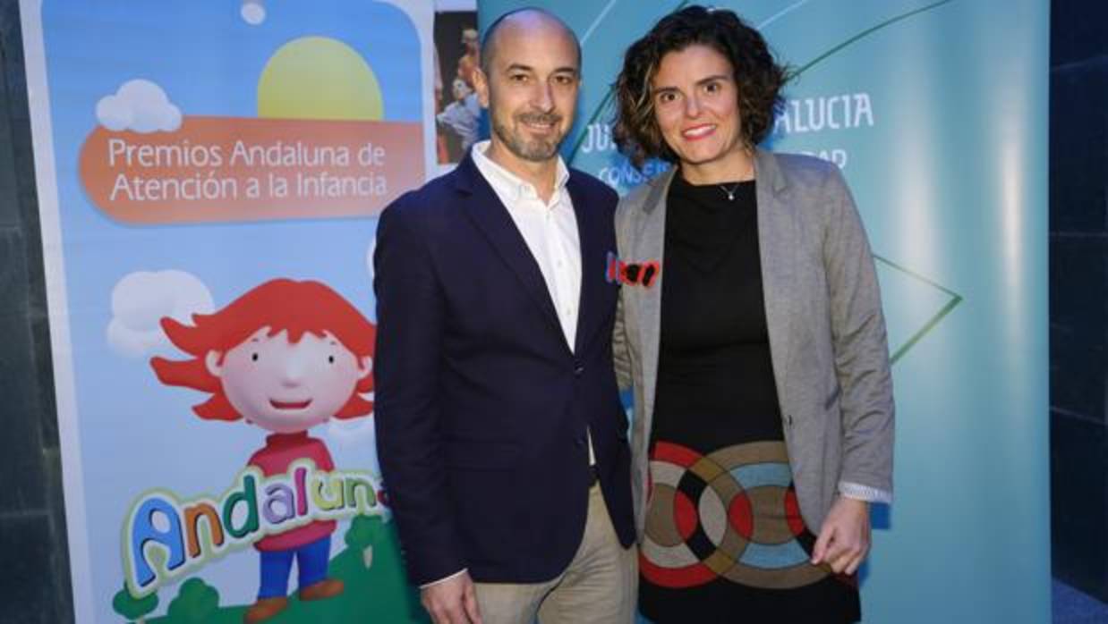 Chari Ramírez y Pepe Jiménez, premiados por acoger a Zahira, una menor de 9 años