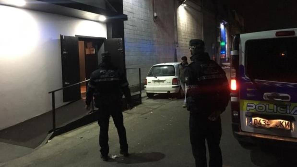 Dos agentes municipales ante la discoteca clausurada en la pasada madrugada