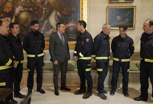 El alcalde Juan Espadas recibió a los bomberos y sus mandos para felicitarlos
