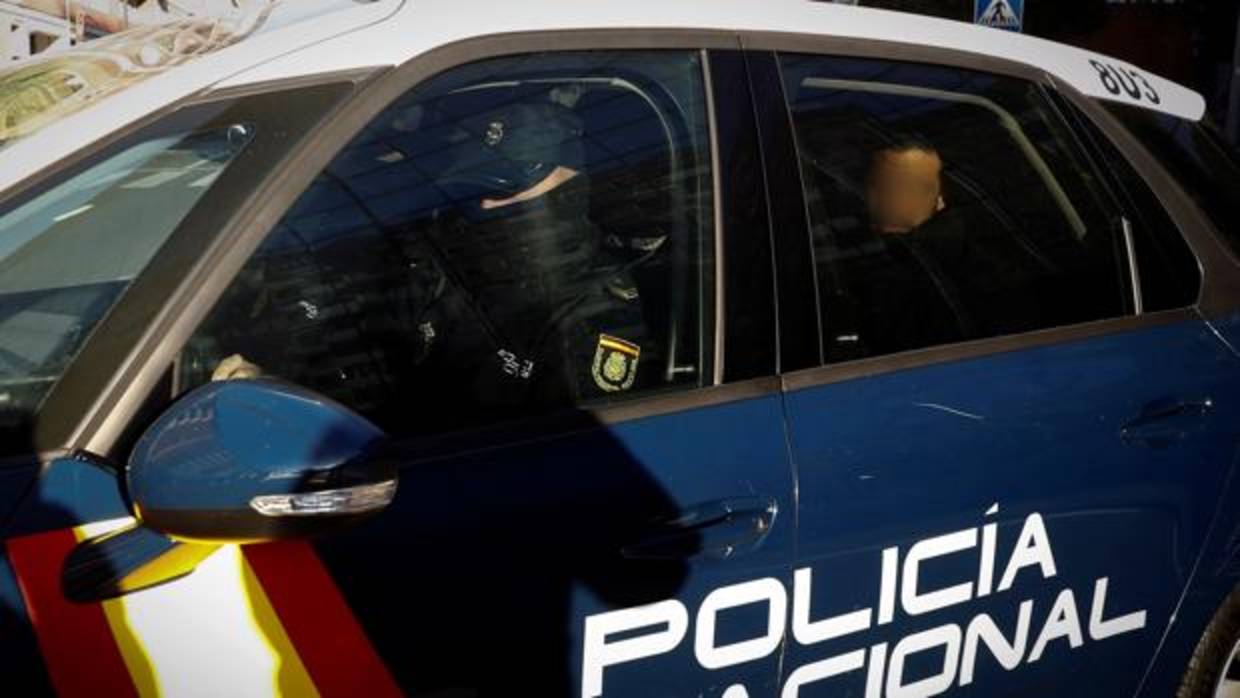 Un coche policial traslada a dos miembros de «La manada» tras el juicio