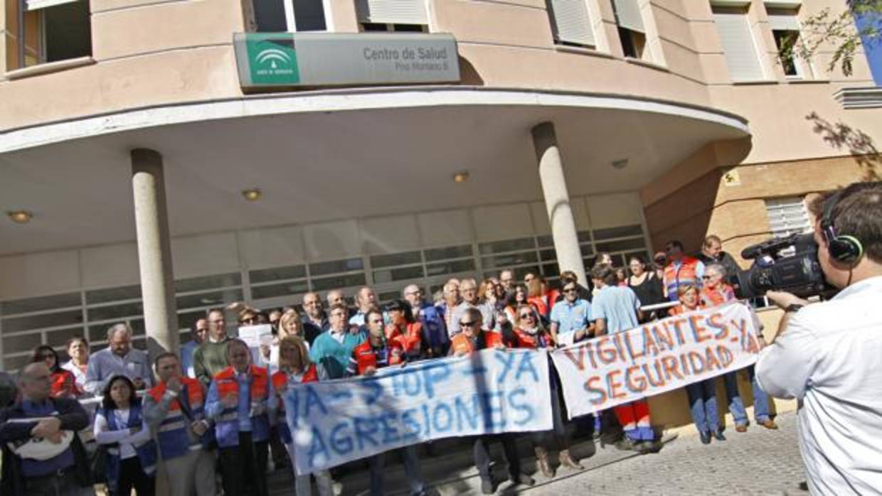 Manifestación del personal del centro de salud en protesta por las agresiones