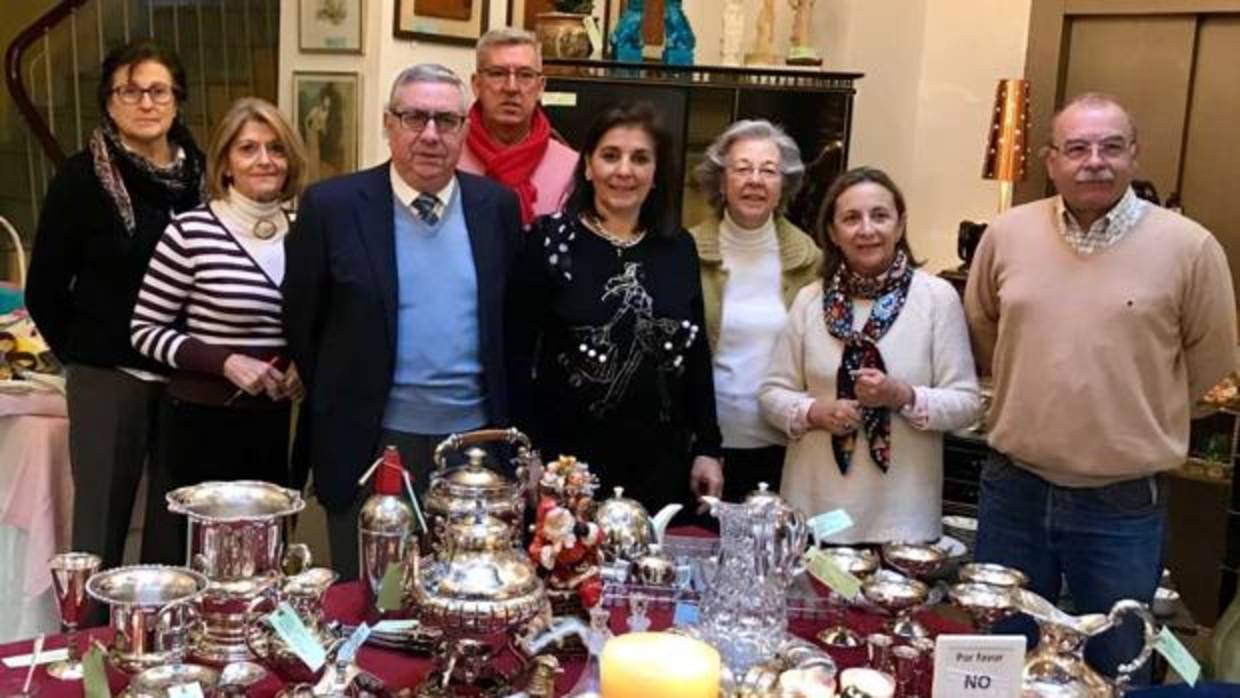 Pedro Ruiz, secretario de Cáritas Sevilla, junto a los voluntarios y organizadores del mercadillo de Navidad
