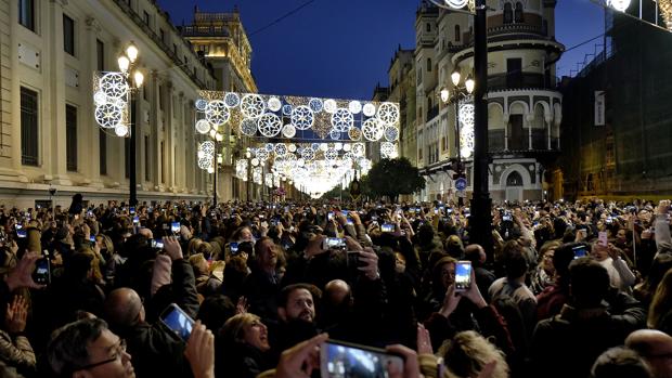 Más de 260 calles de Sevilla ya lucen su iluminación navideña