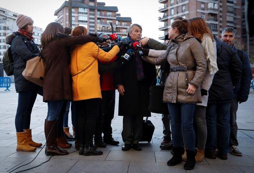 El abogado Agustín Martínez Becerra atiende a los periodistas durante el juicio