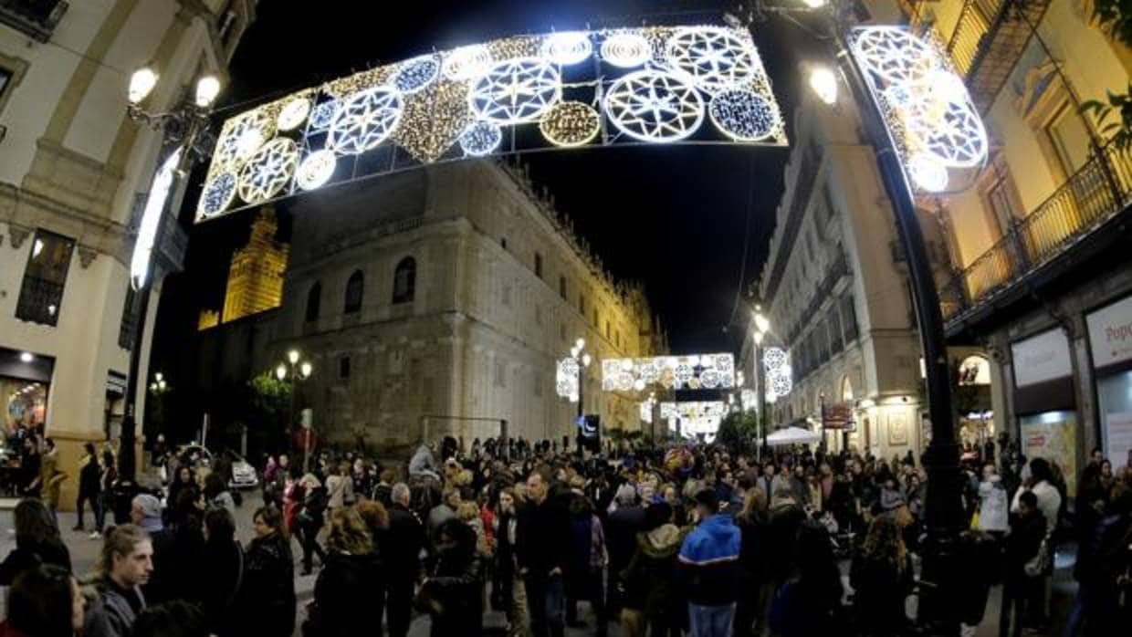 Sevillanos y visitantes disfrutanto de la Navidad en la Avenida de la Constitución