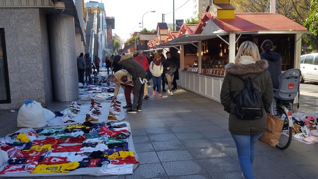 El «top manta» invade las aceras de las principales calles de Sevilla