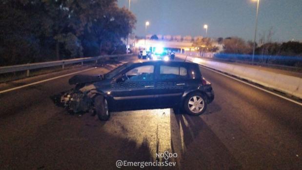 Provoca un accidente y agrede a su acompañante para que simulase que era el conductor