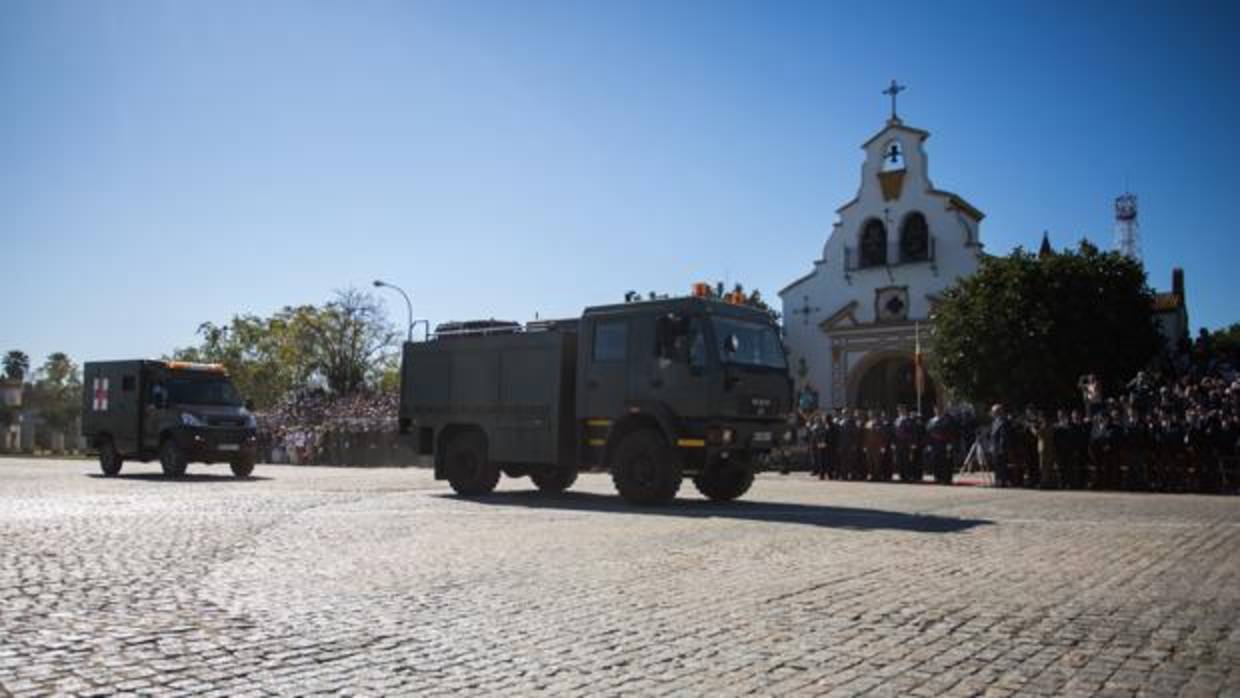 Desfile en el acuertelamiento de Tablada, que ha contado con la presencia de Juan Ignacio Zoido