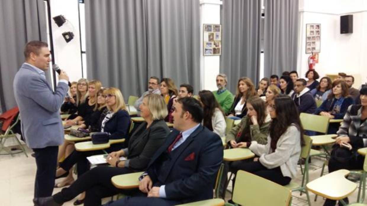 Alumnos, profesores y padres, reunidos en la presentación del nuevo proyecto Erasmus+