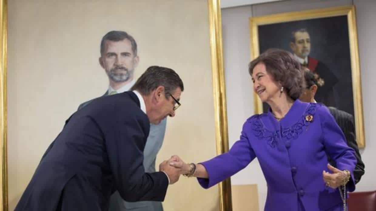 La Reina Sofía, ante el cuadro donado por la Real Maestranza a la Universidad de Sevilla