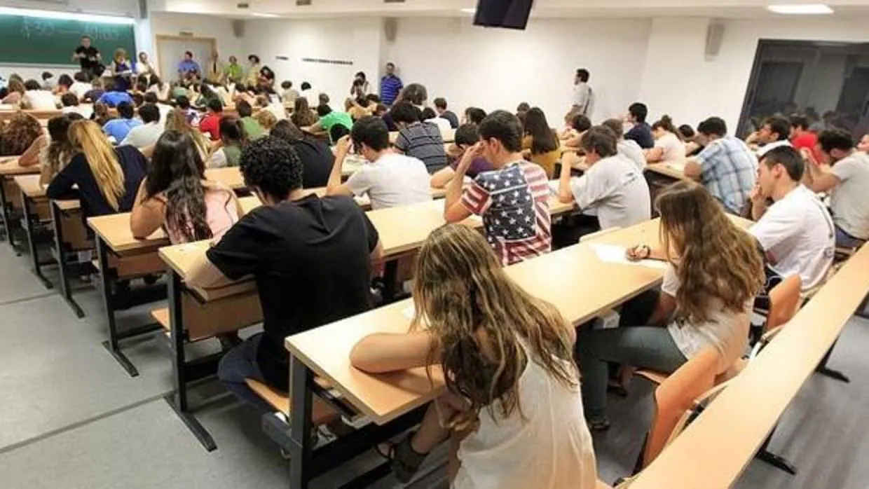 Alumnos durante un examen de idiomas en la Universidad de Sevilla