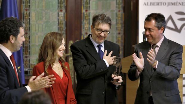 La Fundación Jiménez-Becerril premia a Ignacio Camacho por su «compromiso con las víctimas»