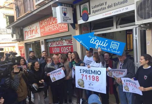 Trabajadores de la administración de La Biznaga, en Málaga, celebran el Gordo