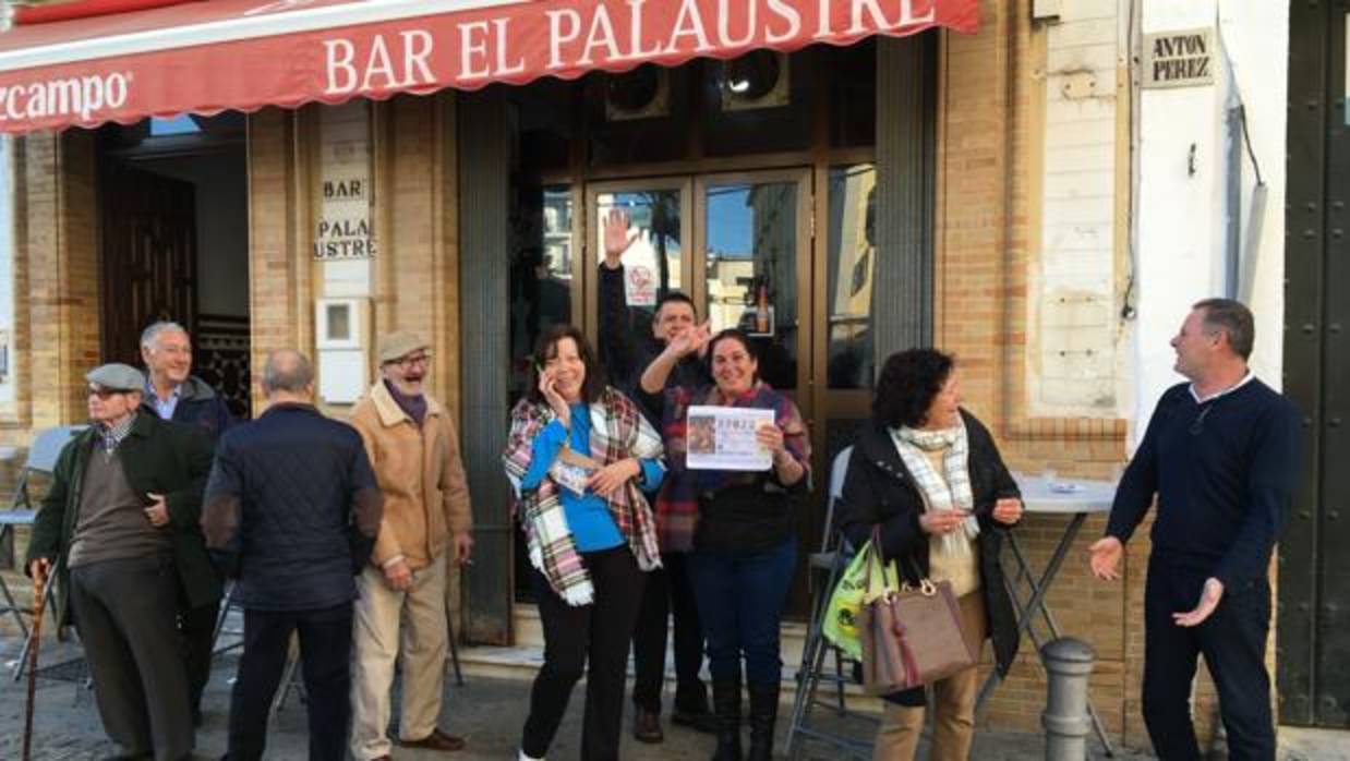 Vecinos de Lebrija celebran el quinto premio en el bar El Palaustre