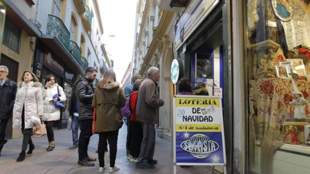 Clientes, ante la administración de la calle Sagasta