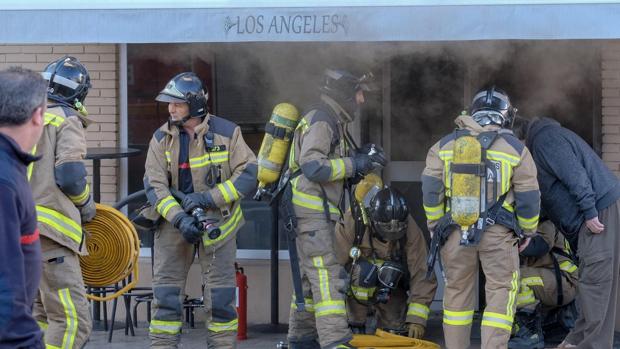 Cinco personas atendidas en el incendio de un bar de Pino Montano en Sevilla