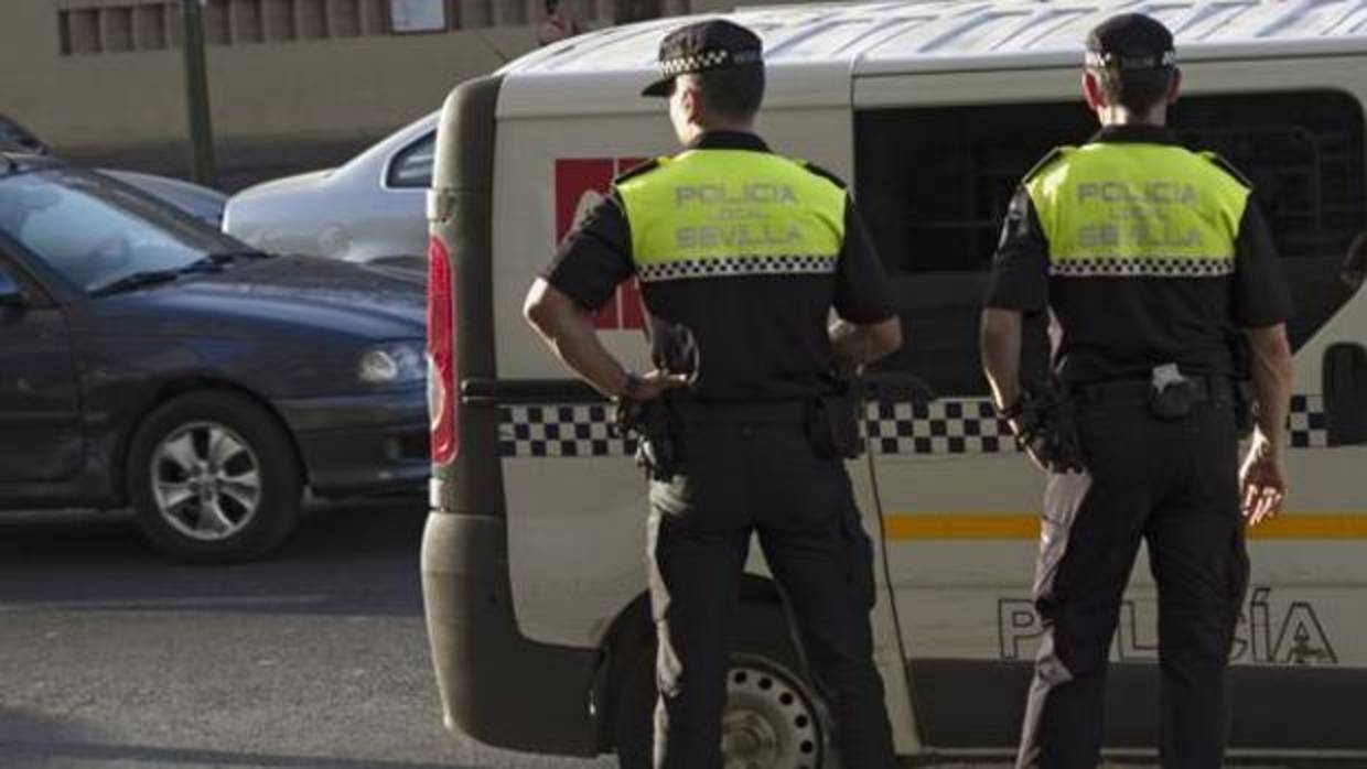 Dos agentes de la Policía Local de Sevilla.