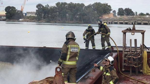 Incendio en la bodega de un barco en el puerto de Sevilla