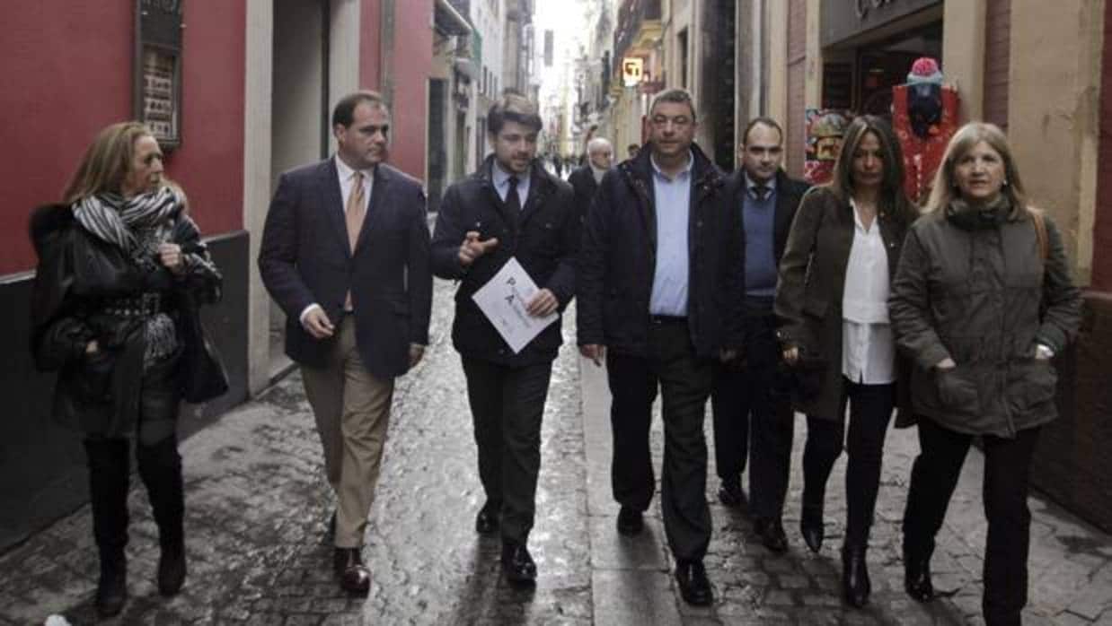 Beltrán Pérez y el resto de concejales del PP del ayuntamiento de Sevilla