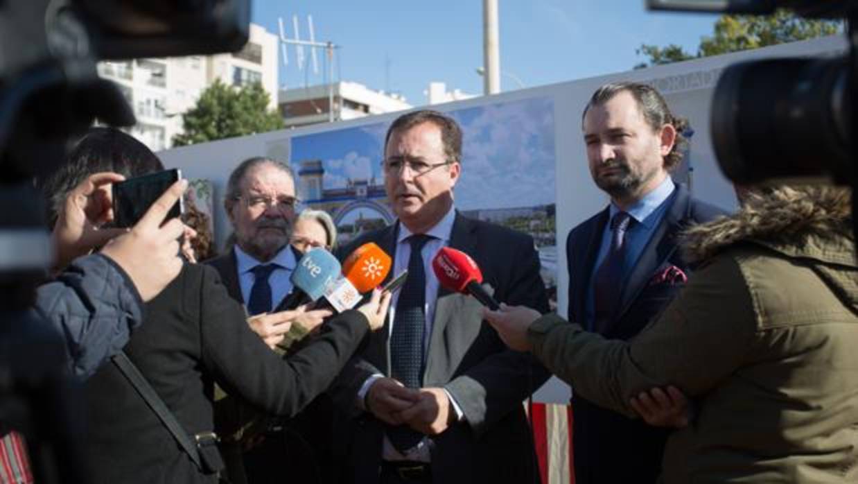 El delegado de Seguridad, Movilidad y Fiestas Mayores de Sevilla, Juan Carlos Cabrera, atendiendo a los medios