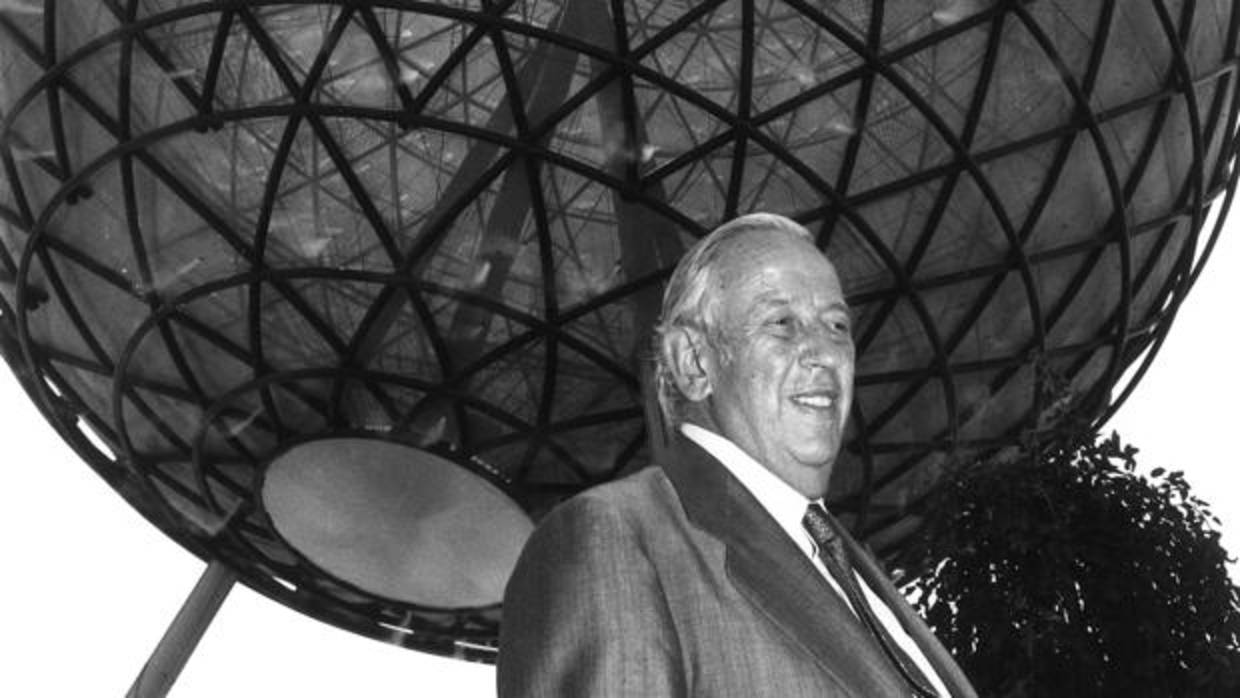 Manuel Olivencia, en septiembre de 1992 frente a la bola bioclimática de la Exposición Universal