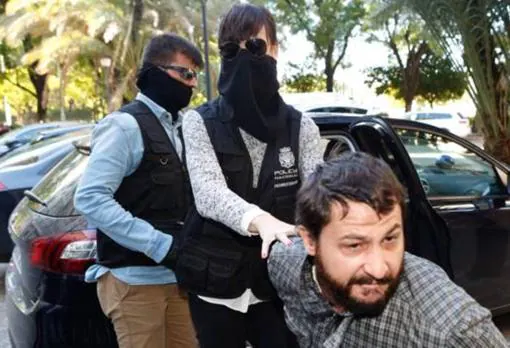 El violador del Tamarguillo es conducido por la Policía a los juzgados del Prado