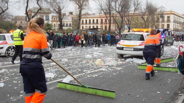 Las Cabalgatas de Reyes Magos de Sevilla dejaron un 37% más de residuos que en 2017