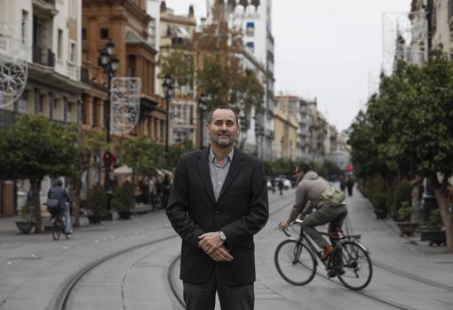 Los hosteleros creen que Juan Espadas, alcalde de Sevilla, ha declarado la guerra a los veladores