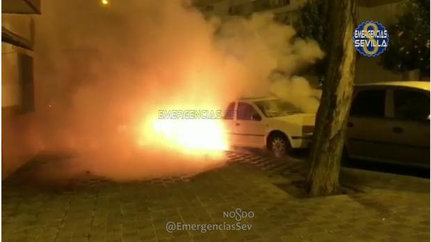 Tres vehículos afectados por el incendio de uno de ellos en el barrio Villegas de Sevilla