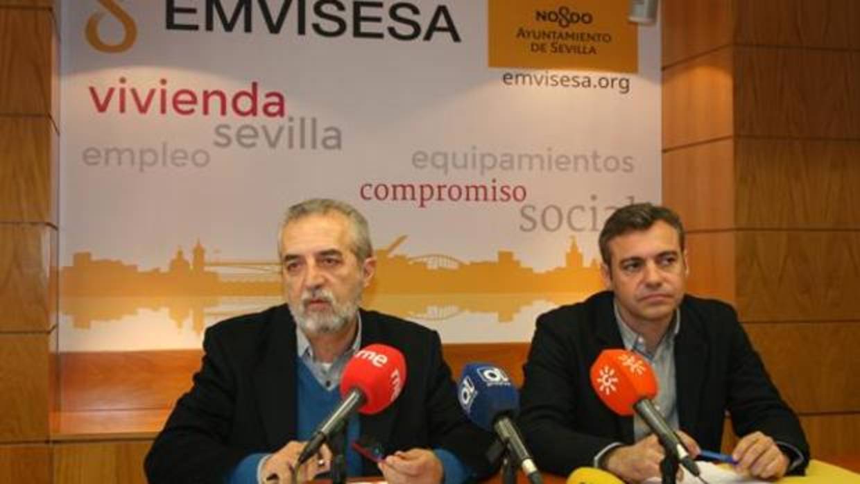 El concejal delegado de Empleo y Bienestar Social, Juan Manuel Flores, y el gerente de Emvisesa, Felipe Castro.