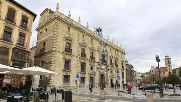 La Junta de Andalucía, sin coche para trasladar a los jueces a una reunión del TSJA en Granada