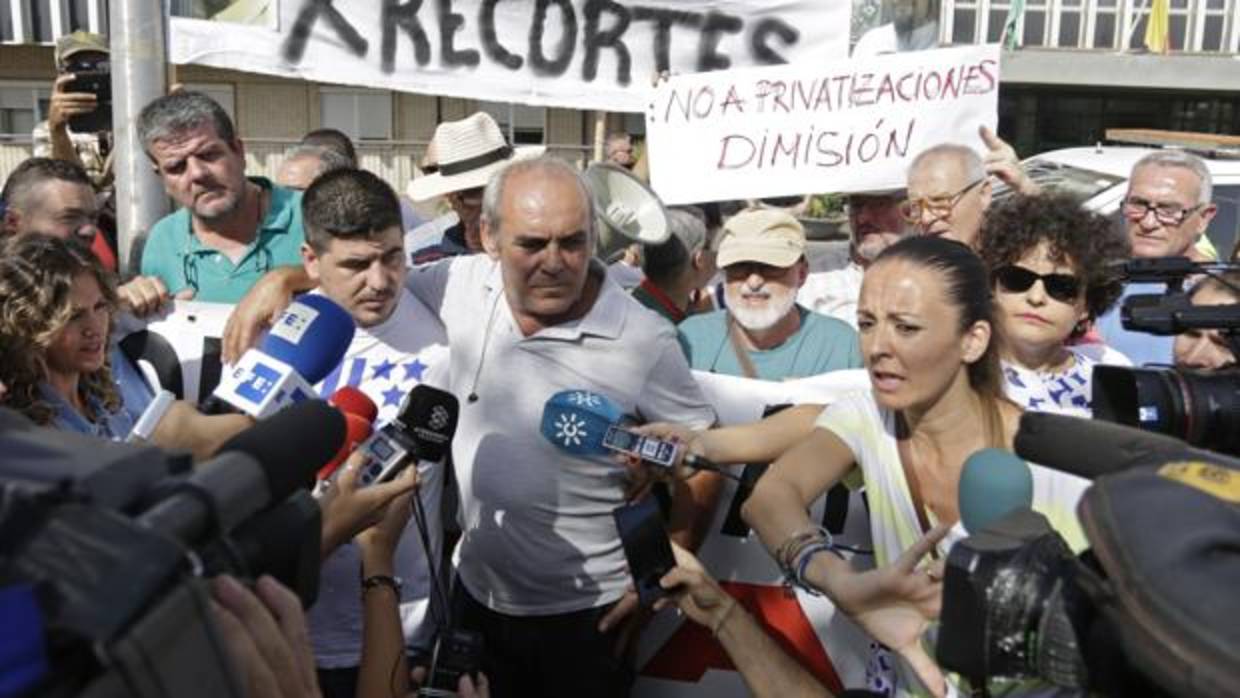 La Marea Blanca, manifiestándose en el Hospital de Valme