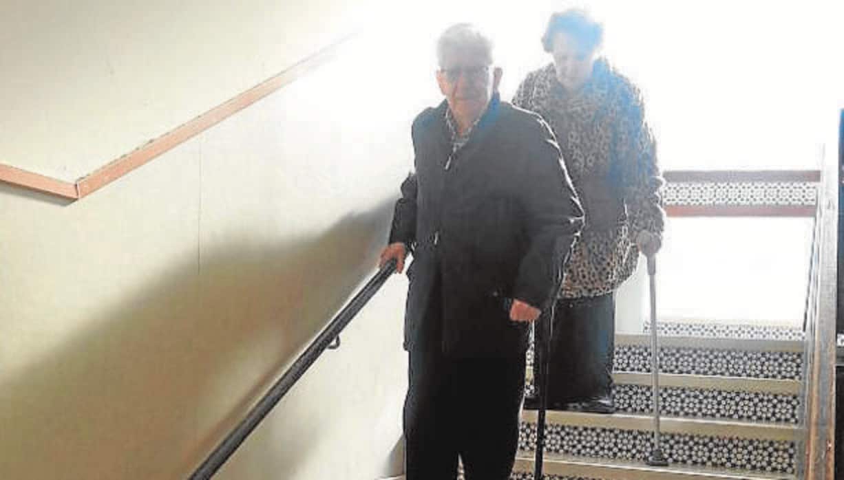 Ancianos bajan despacito las escaleras