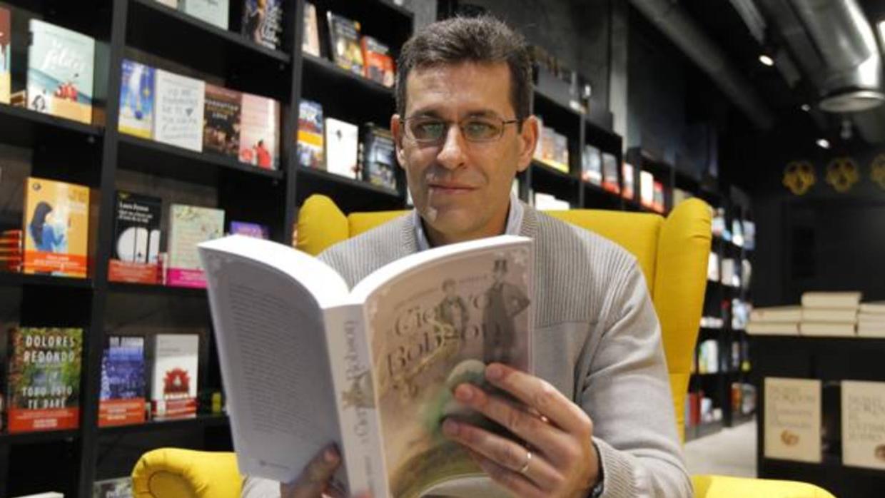 Juan Domínguez Bendala con su libro «El Ciervo de Robson», en la librería Isla de Papel