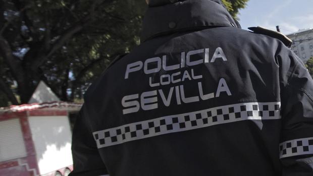 Amenaza con un cuchillo a su mujer y a sus dos hijos menores de edad en Sevilla