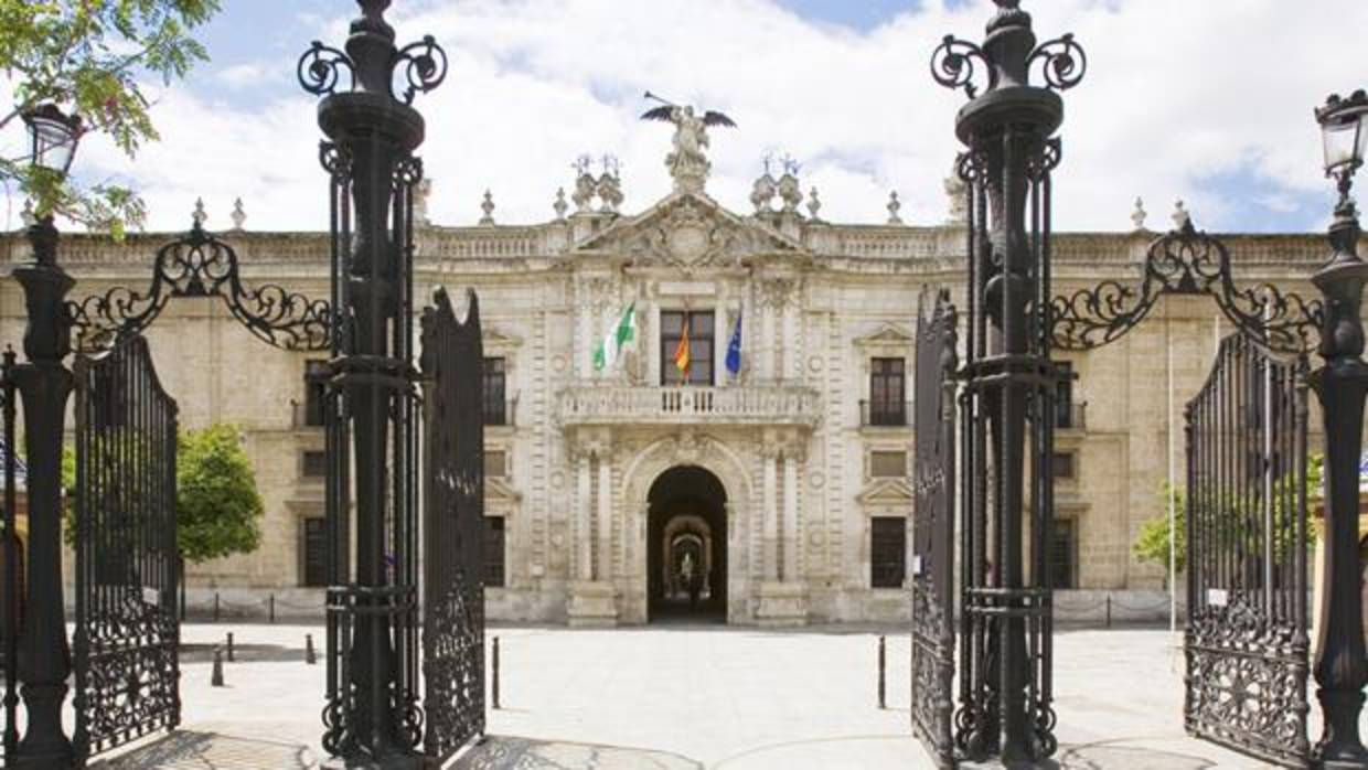 Imagen de la fachada del Rectorado de la Universidad de Sevilla desde la calle San Fernando