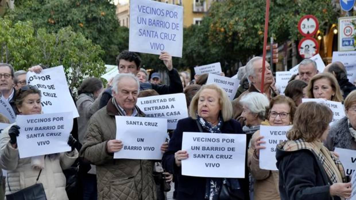 Conccentración de vecinos de Santa Cruz este miércoles en la plaza Virgen de los Reyes