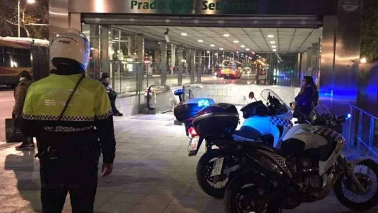 Dos agentes de la Policía Local acudieron al auxilio del niño enfermo en la boca del metro