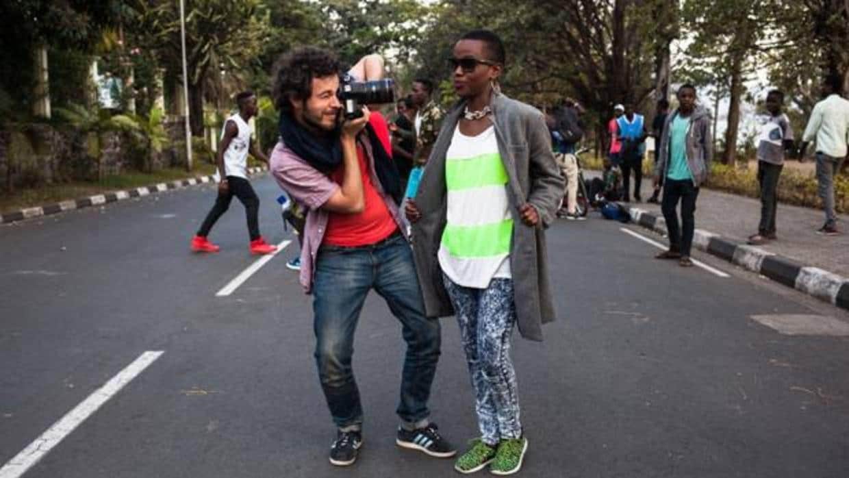 El periodista sevillano fotografía a una joven africana