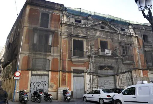 Urbanismo ha ordenado obras de mantenimiento en la fachada de la Casa de la Moneda
